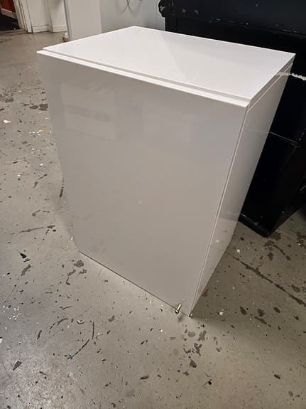 Två badrumsskåp, högblank vit