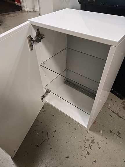 Två badrumsskåp, högblank vit