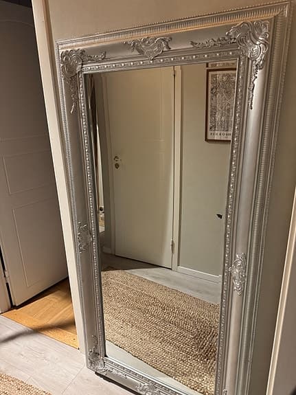 Spegel med dekorativ ram silverfärg