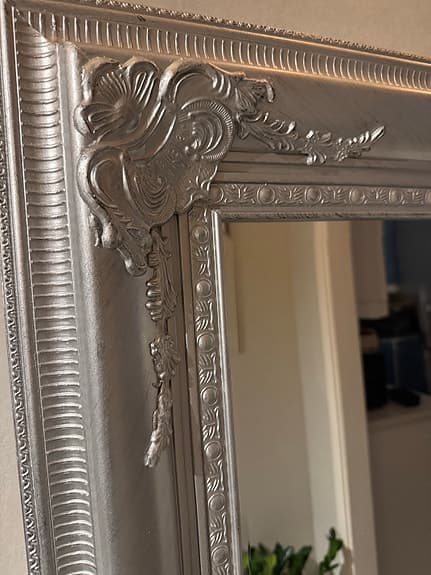 Spegel med dekorativ ram silverfärg