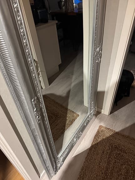 Spegel med dekorativ ram silverfärg