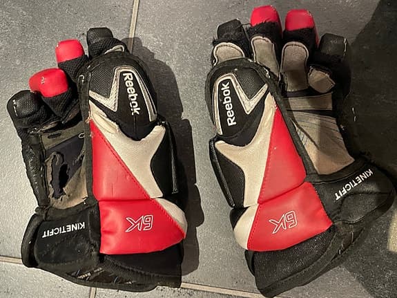 Reebok 6K ishockeyhandskar svart röd