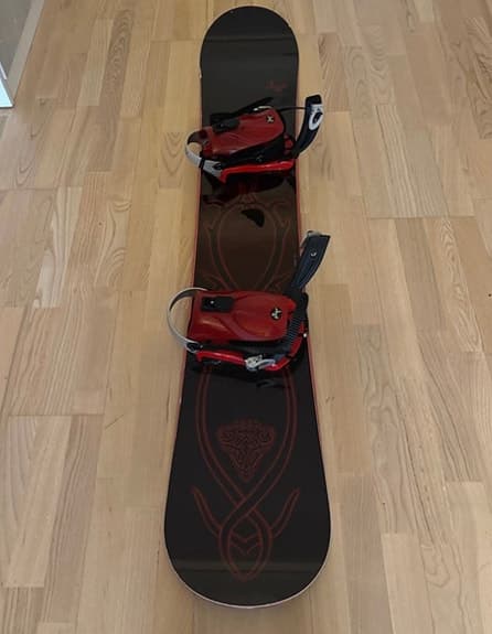 STUF snowboard med bindningar och fodral svart/röd