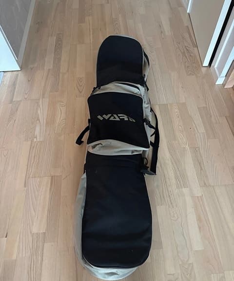 STUF snowboard med bindningar och fodral svart/röd