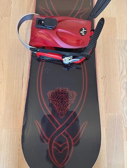 STUF snowboard med bindningar och fodral svart/röd