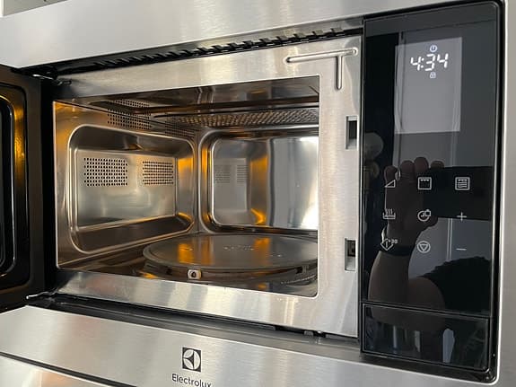 Inbyggnadsbar mikrovågsugn samt varmluftsugn säljes.