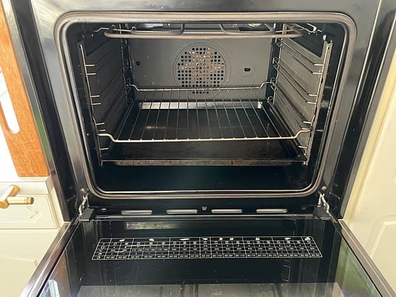Inbyggnadsbar mikrovågsugn samt varmluftsugn säljes.