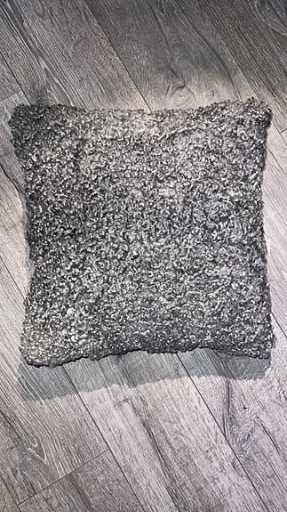 Kudde i äkta fårskinn från Gotland