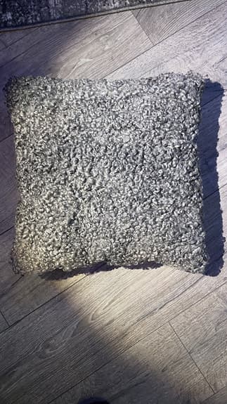 Kudde i äkta fårskinn från Gotland