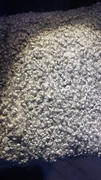 Kudde i äkta fårskinn från Gotland