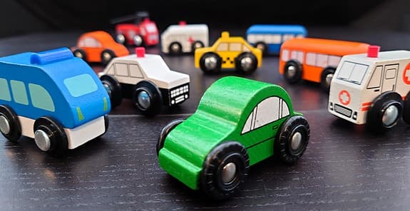 🚗🚑 Träfordon 10 st – polis, ambulans, bussar m.m. (BRIO-kompatibla) ✨