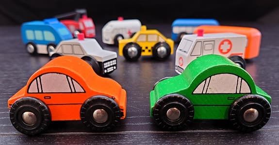 🚗🚑 Träfordon 10 st – polis, ambulans, bussar m.m. (BRIO-kompatibla) ✨
