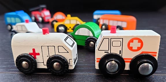 🚗🚑 Träfordon 10 st – polis, ambulans, bussar m.m. (BRIO-kompatibla) ✨
