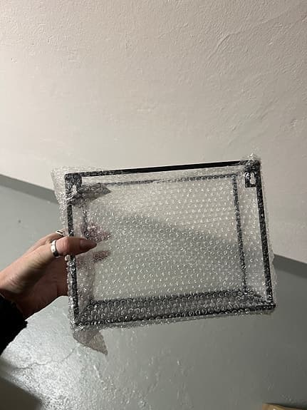 2 svarta hyllor i metall PERFEKT FÖR DEKORATIONER