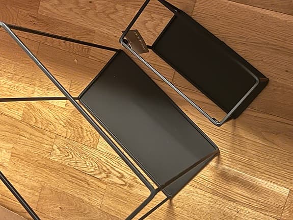 2 svarta hyllor i metall PERFEKT FÖR DEKORATIONER