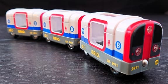 🚇✨ BRIO 33867 Metro Train – 3 delar, öppningsbara vagnar