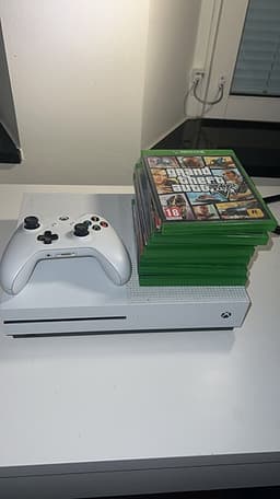 Xbox one S 500GB + Handkontroll + Flera spel - Felfritt skick