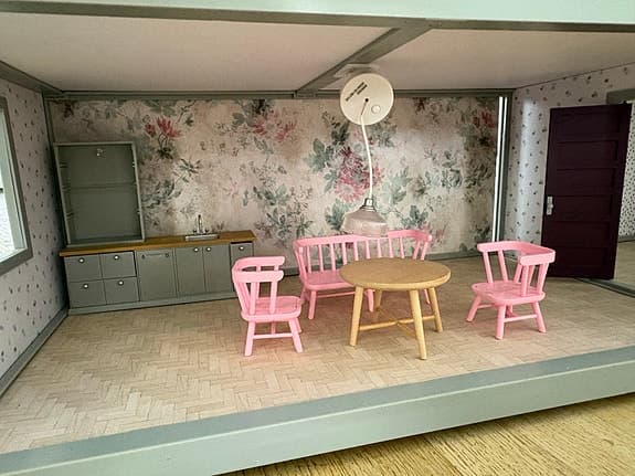 Lundby dockskåp med möbler och dockor