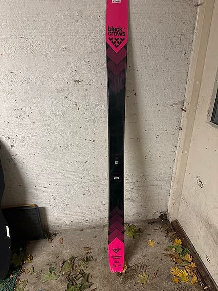 Black Crows Corvus skida 186 cm svart/rosa