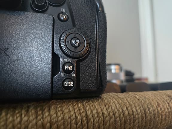 Panasonic Lumix G9 – komplett kit med objektiv, batterigrepp & extra batterier