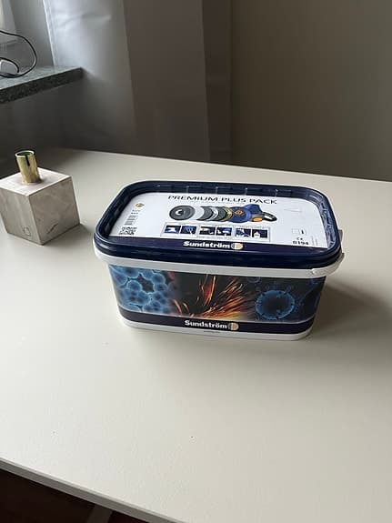 Sundström Premium Plus Pack – SR100 M/L + ABEK1 + P3 (OÖPPNAD)