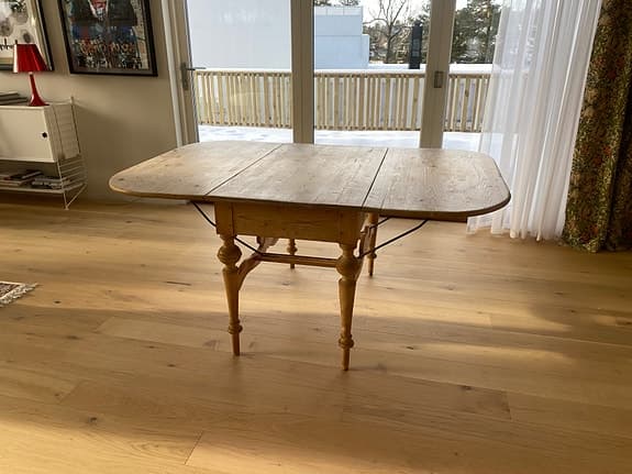 Antikt slagbord i vaxad furu