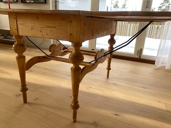 Antikt slagbord i vaxad furu