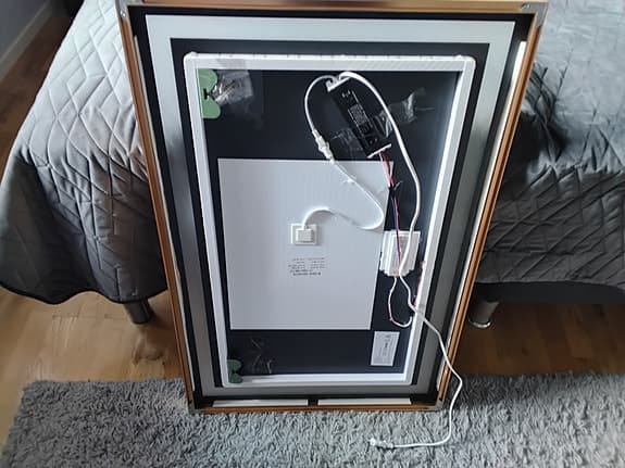 Spegel med LED-belysning rektangulär ram i metall.