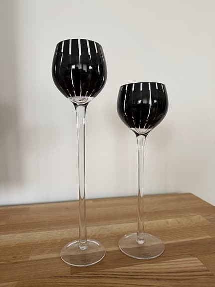 ljusstakar i glas från Nybro Glasbruk, specifikt u serien twist