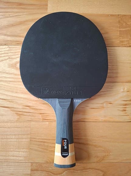 Four table tennis-racket med fodral röd och svart