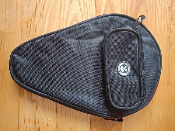 Four table tennis-racket med fodral röd och svart