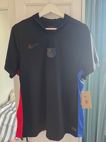 Nike fotbollströja svart med blå och röda detaljer