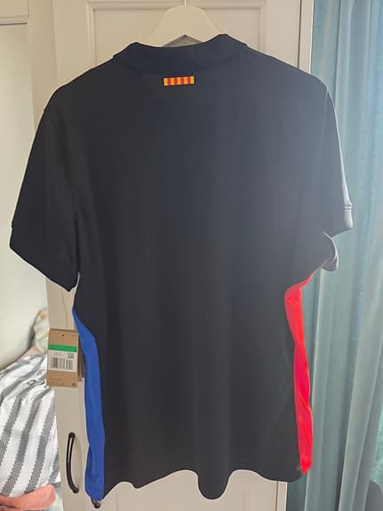 Nike fotbollströja svart med blå och röda detaljer