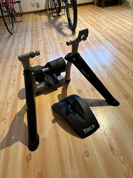 Tacx cykeltrainer med framhjulstöd