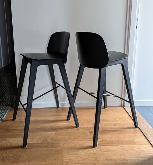 Två barstolar: Comma svart aska, från Kvik