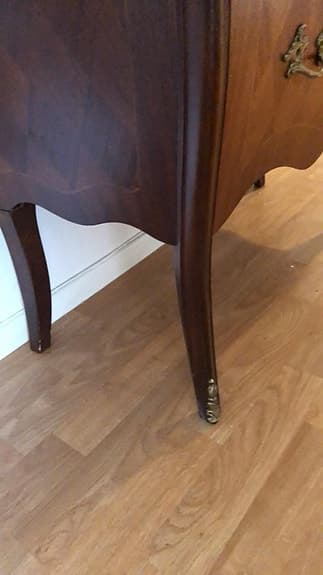TVÅ LÅDIG ROKOKO BYRÅ M MÄSSING BESLAG