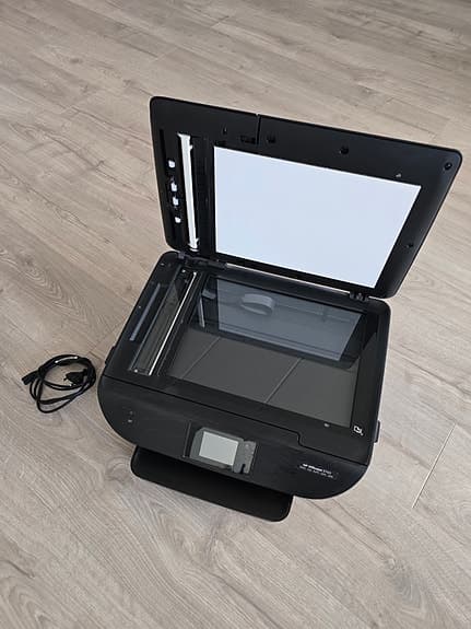 HP Officejet 5740 skrivare/scanner

scannermultifunktionsskrivare svart