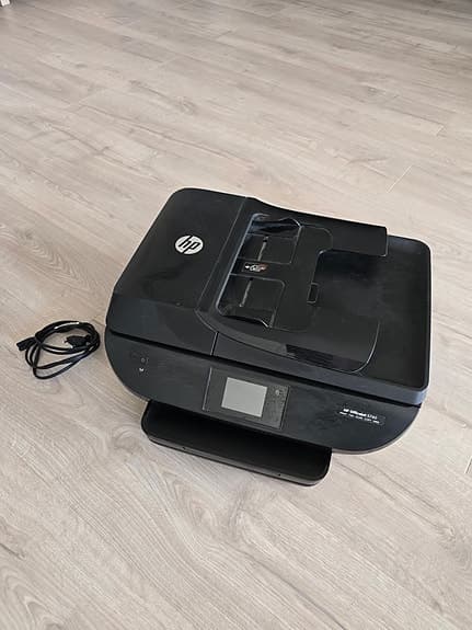 HP Officejet 5740 skrivare/scanner

scannermultifunktionsskrivare svart