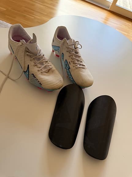 Nike fotbollsskor med benskydd