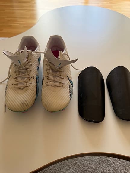 Nike fotbollsskor med benskydd