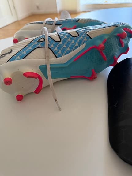 Nike fotbollsskor med benskydd