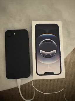 Apple iPhone 16e - 128 GB Svart