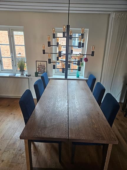 IKEA matgrupp med bord i ekfanér och stoppade  matstolar.