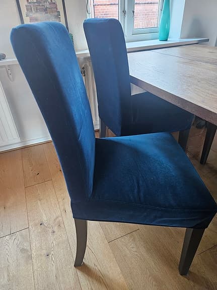 IKEA matgrupp med bord i ekfanér och stoppade  matstolar.