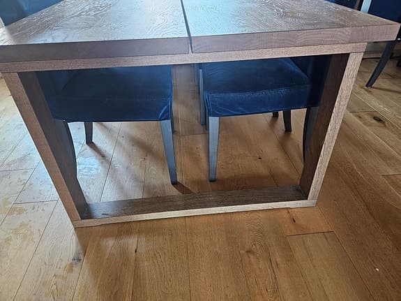 IKEA matgrupp med bord i ekfanér och stoppade  matstolar.
