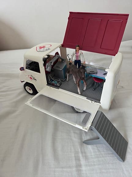 Schleich leksaksbil med hästtransport och figur