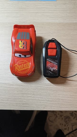 Cars-paket: Radiostyrd Blixten McQueen + Plånbok