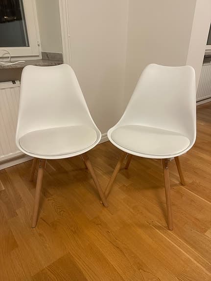 2 vita matstolar från Jysk