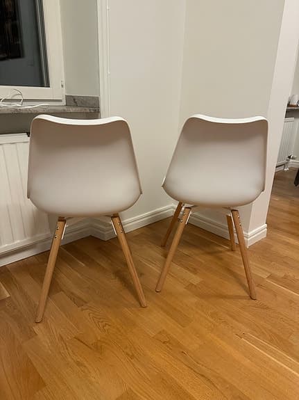 2 vita matstolar från Jysk