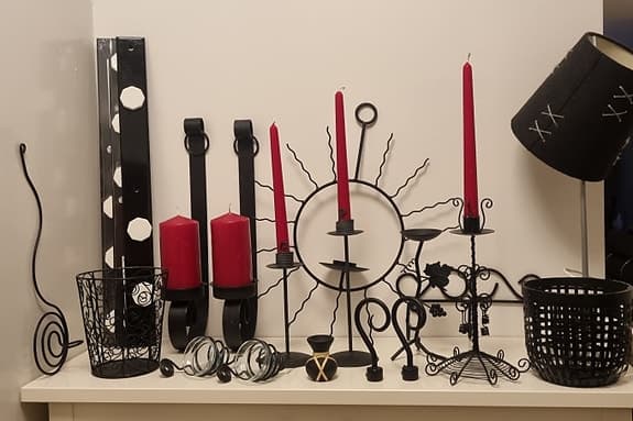 Svart inredning dekoration, ljusstakar och väggdekorationer